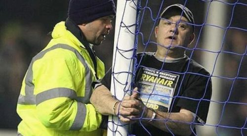 Hincha se esposó al arco en partido en Inglaterra