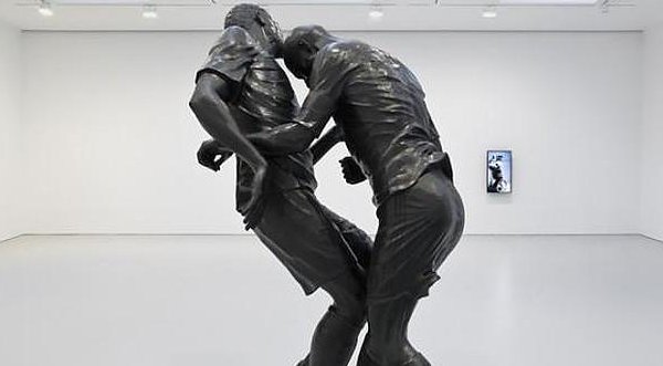 Cabezazo de Zidane en una escultura