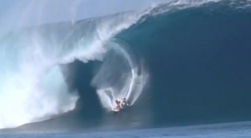 Impresionante ola es dominada por surfista