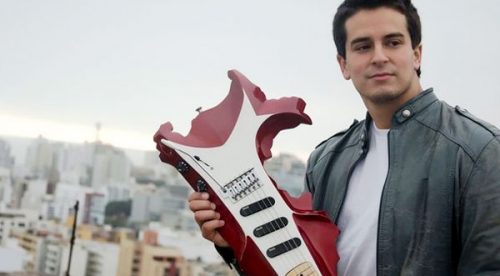 Presentan guitarra con forma del mapa del Perú