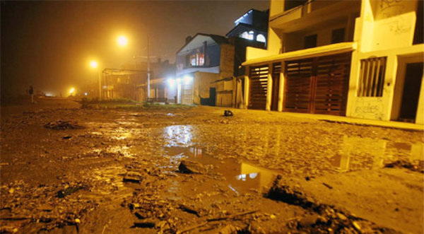 Olas de dos metros inundaron calles de Chorrillos