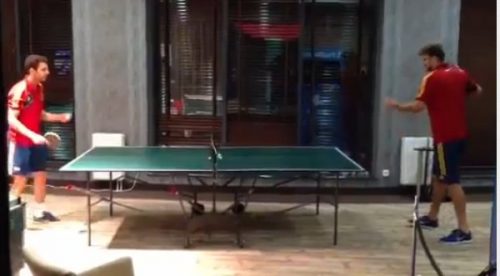 Video: Gerard Piqué y Cesc Fábregas en duelo de ping pong