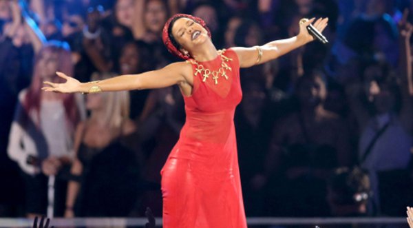 Rihanna emocionada por participar en reality