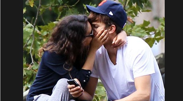 Mila Kunis y Ashton Kutcher se besan apasionadamente