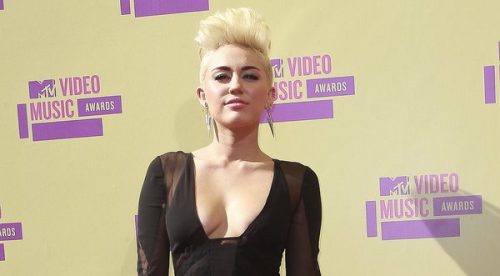 Fotos: Miley Cyrus deja ver de más cuando fumaba en hotel