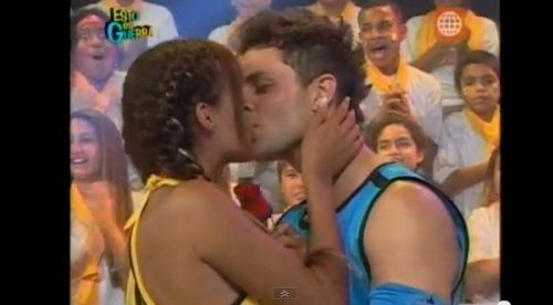 Video: Angie y Nicola se dan apasionado beso en Esto es Guerra