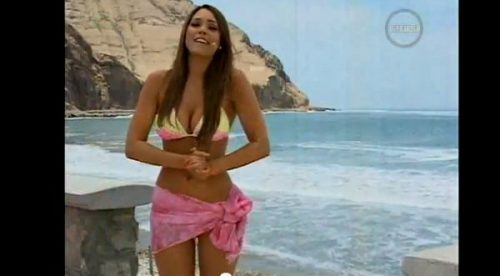 Video: Karen Schwarz sorprende con sexy bikini al conducir su programa