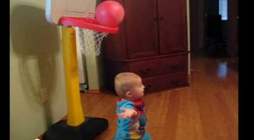 Video: Niño de 2 años es la nueva estrella del baloncesto