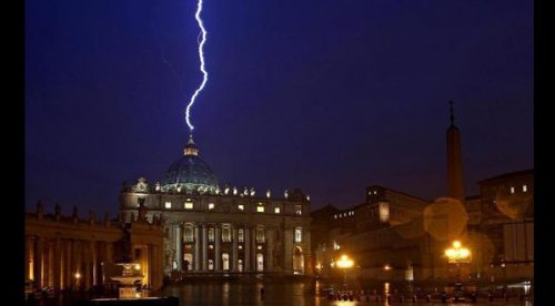 Video: ¡Increible! Rayo impacta en el Vaticano luego de la renuncia del Papa