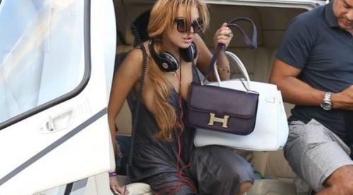 Fotos: Lindsay Lohan muestra más de la cuenta al bajar de helicóptero