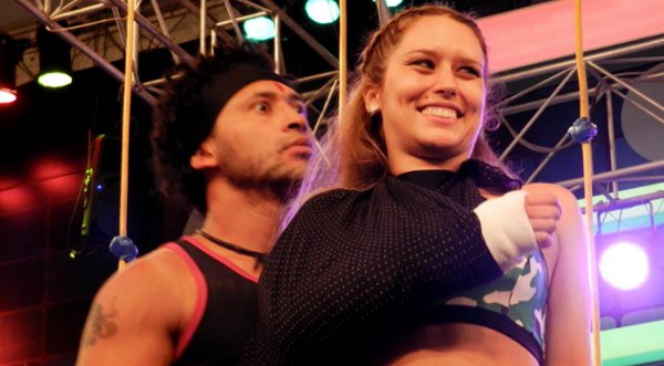 Video: Zumba roba besos a nuevas integrantes de Combate