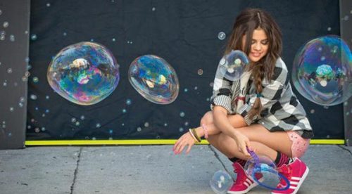 Fotos: Selena Gomez luce casual en campaña para zapatillas