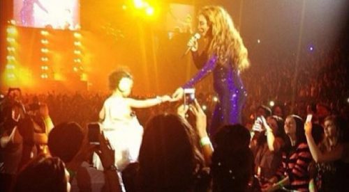 Video: Beyoncé mostró a su hija en concierto