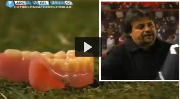 Video: Hincha lanza dentadura postiza a DT de Argentinos Juniors