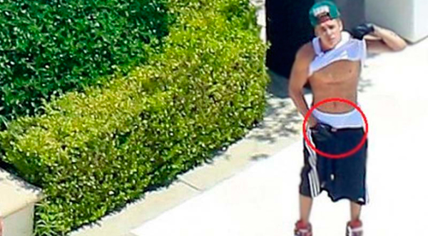 Justin Bieber hace gesto obsceno a paparazzi