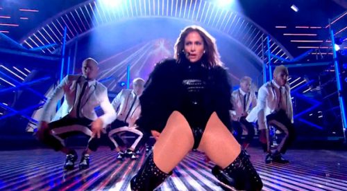 Video: Jlo es criticada por sensual presentación en televisión