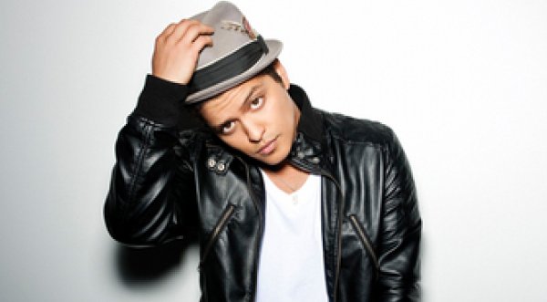 Bruno Mars devastado por la muerte de su madre