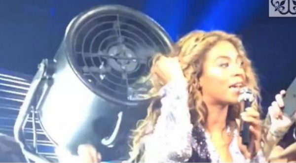 VIDEO: BEYONCÉ SUFRE INCIDENTE CON SU CABELLERA EN CONCIERTO