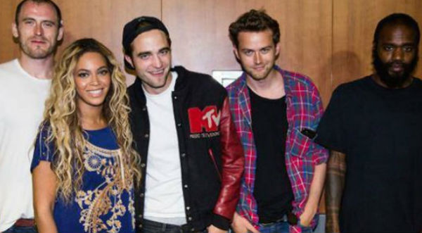 ROBERT PATTINSON POSA SONRIENTE CON BEYONCÉ