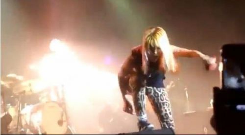 VIDEO: VOCALISTA DE PARAMORE ESCUPE A SU SEGURIDAD EN CONCIERTO