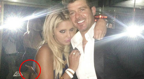 ROBIN THICKE LE TOCA TRASERO A FAN