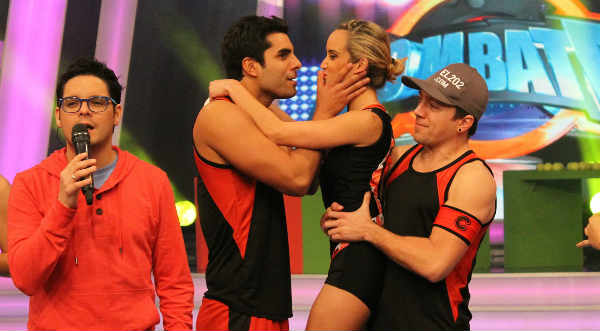 Video: Niko y Nathaly Zuazo se besan en gira de ‘Combate’