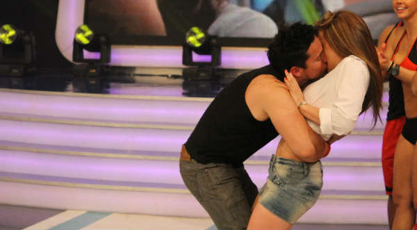 Video: ‘Pocho’ le roba un beso a Lisset Lanao