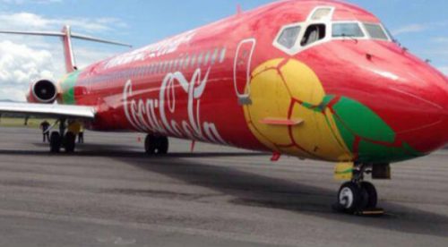 Cheka las fotos del avión que lleva la Copa Mundial de la Fifa