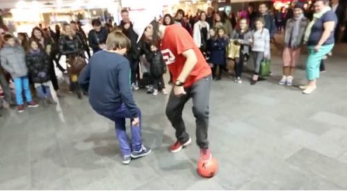 ¡Impresionante! Hombre humilla a transeúntes con su habilidad con la pelota