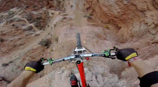 ¡Increíble! Hombre se graba bajando por una montaña en bici