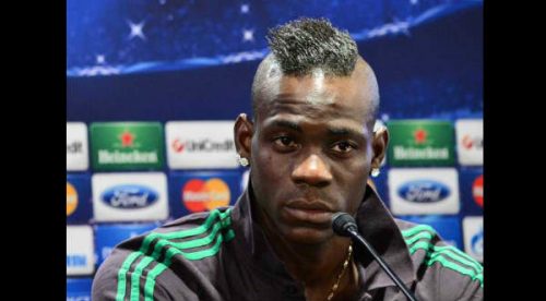 Mario Balotelli llena su álbum del mundial solo con figuritas de él