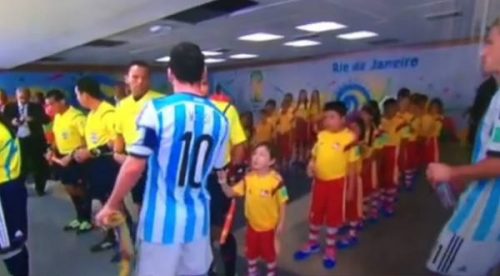 Polémico: Messi ignora a un niño y es criticado nuevamente – VIDEO
