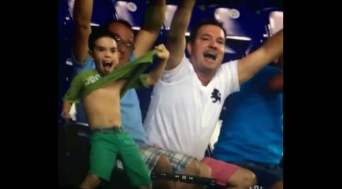 Niño bailando en estadio es la sensación en la redes sociales – VIDEO