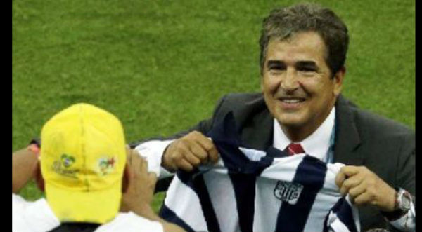 DT de Costa Rica celebra victoria con camiseta de Alianza Lima