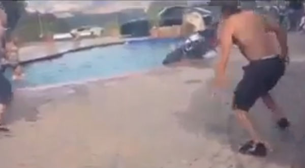 ¿Imaginas a tu motocicleta en una piscina? Cheka este divertido viral- VIDEO