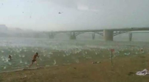 Granizo en playa de Rusia sorprendió a bañistas – VIDEO