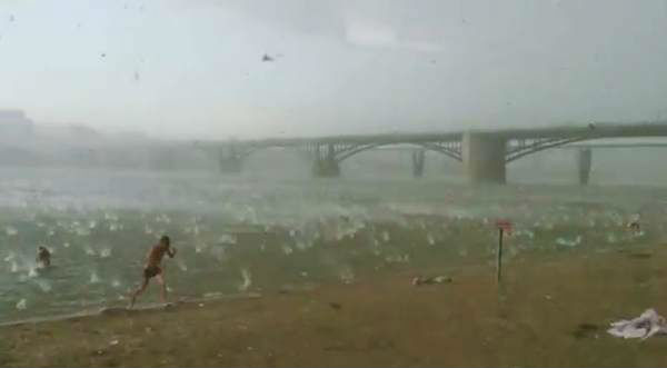 Granizo en playa de Rusia sorprendió a bañistas – VIDEO