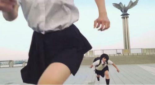 Viral: Estudiantes japonesas  atraviesan calles al estilo ninja – VIDEO