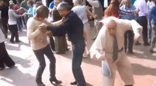 Cheka el baile del abuelo que es sensación en YouTube – VIDEO