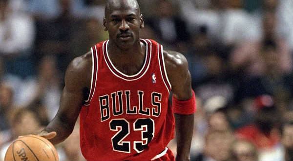 ¡Fenómeno! Michael Jordan sorprende al encestar 11 veces seguidas – VIDEO