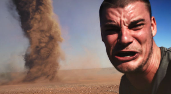 Hombre se toma una selfie junto a un tornado y por poco muere en el intento – VIDEO