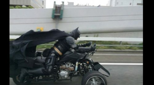 ¡Batman regresa! El caballero Oscuro fue captado manejando su motocicleta en Japón – VIDEO