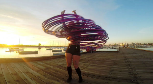 Increíble mujer mantiene en movimiento 30 Hula-Hulas al mismo tiempo – VIDEO