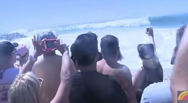 Bañistas son sorprendidos por el océano cuando filmaban unas olas – VIDEO