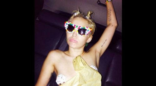 Miley Cyrus asiste a alocada fiesta en ‘topless’- FOTOS