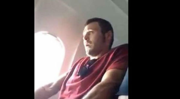 Mira la graciosa reacción que tuvo este hombre en su primer vuelo en avión – VIDEO