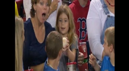 Este niño tuvo un gran gesto de caballerosidad con una niña en un partido de béisbol – VIDEO