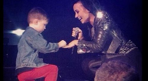 Niño de 5 años le pide matrimonio a Demi Lovato en concierto-VIDEO