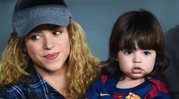 Shakira lució su embarazo junto a Milan en partido de Piqué – FOTOS