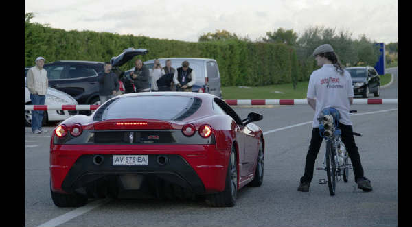 ¡Impresionante! Una bicicleta impulsada por un cohete dejó en ridículo a un Ferrari – VIDEO